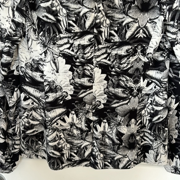 Black and White Floral Print Blazer - Picture 8 of 8